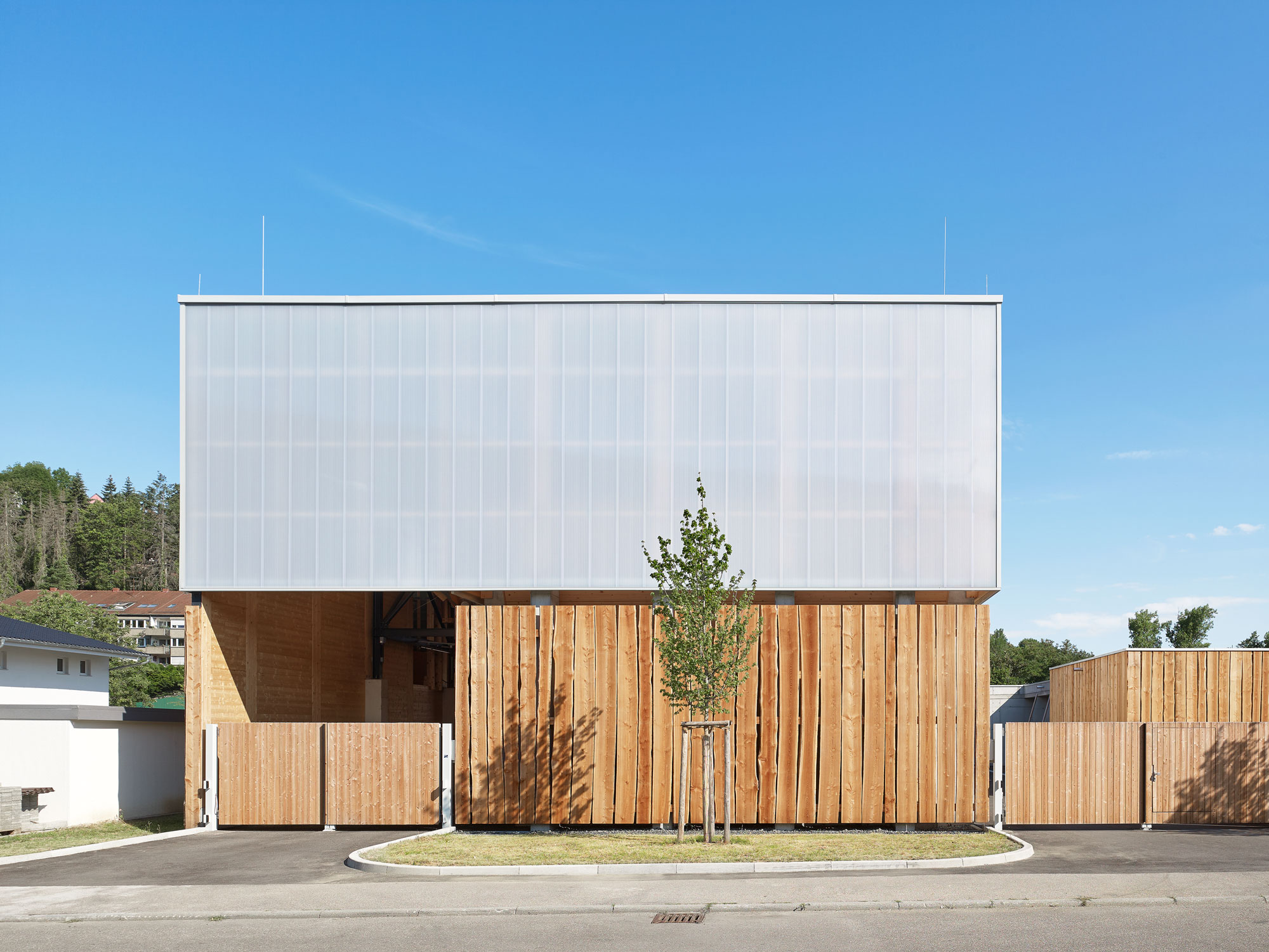 Außenperspektive Frontalansicht Hauptgebäude mit Holz und Polycarbonat Fassade, AWS Betriebshof Vogelsang, Stuttgart West/DE