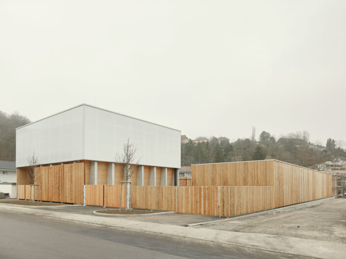 Außenperspektive Blick von Straße aus auf AWS Betriebshof Vogelsang, Stuttgart West/DE