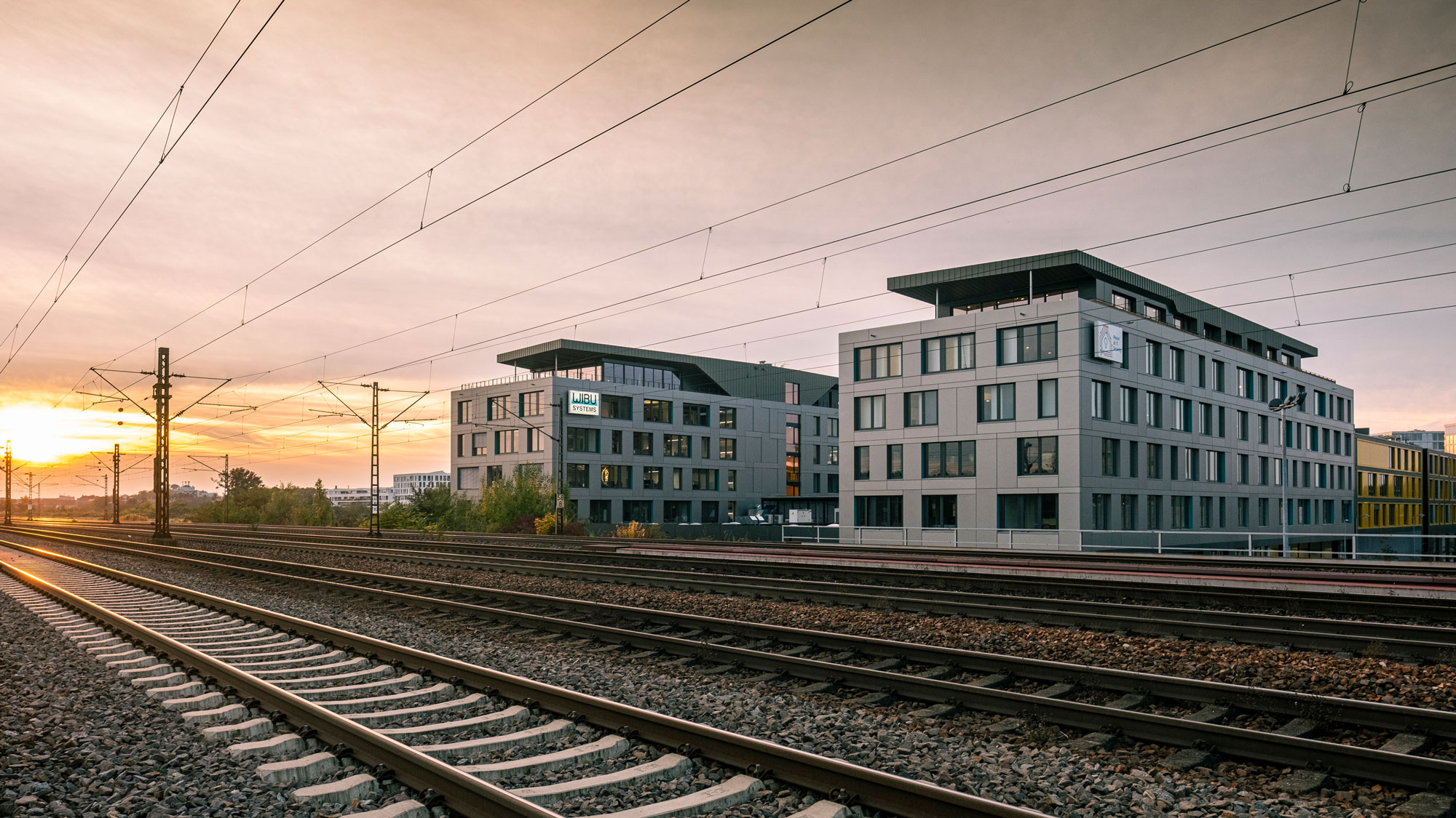 Außenperspektive gleisseitig WIBU IT Campus: WIBU Hauptquartier und House of IT-Security