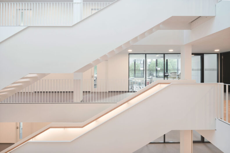 Besprechungsräume öffnen sich zum Atrium Fraunhofer-Institut für Integrierte Schaltungen IIS Dresden, Neubau Institutsgebäude EAS