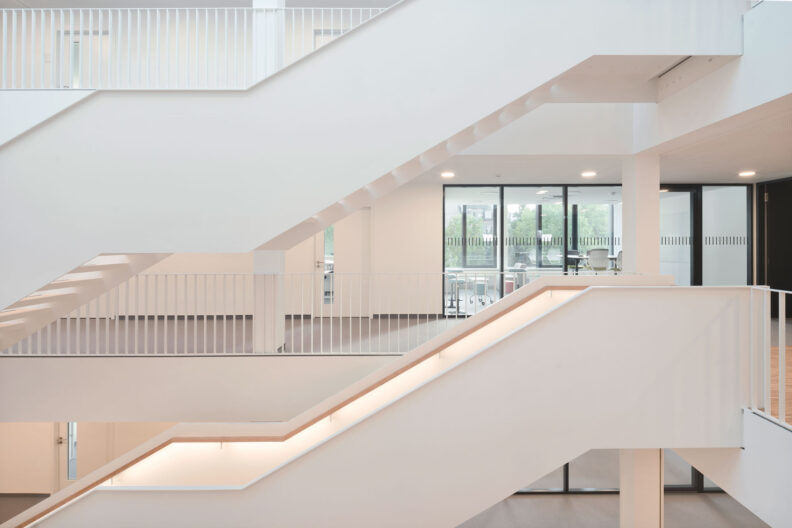 Besprechungsräume öffnen sich zum Atrium Fraunhofer-Institut für Integrierte Schaltungen IIS Dresden, Neubau Institutsgebäude EAS