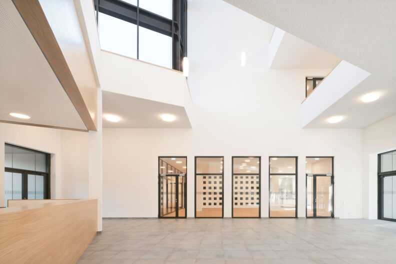 Foyer und angrenzende Cafeteria mit Kunst „Adaptive Rotation&quot; Fraunhofer-Institut für Integrierte Schaltungen IIS Dresden, Neubau Institutsgebäude EAS