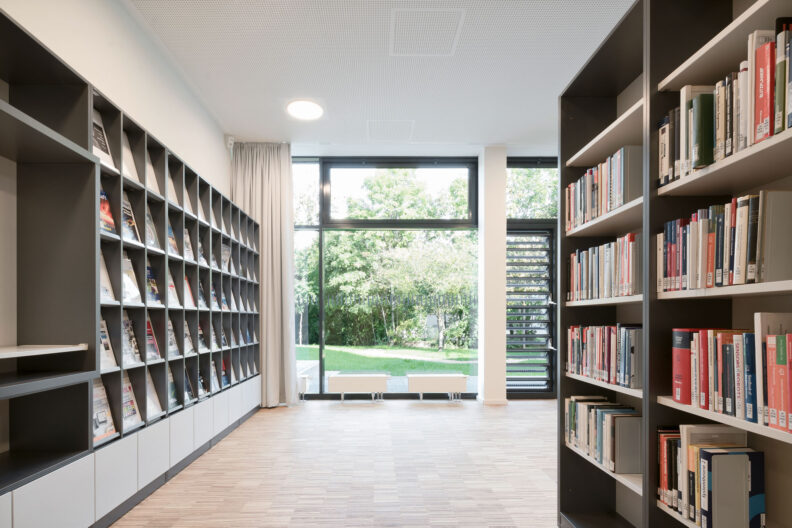 Bibliothek mit Terrasse zum Garten Fraunhofer-Institut für Integrierte Schaltungen IIS Dresden, Neubau Institutsgebäude EAS